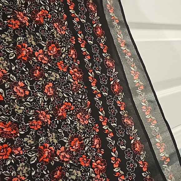 Red and black blouse - Picture 3 of 4